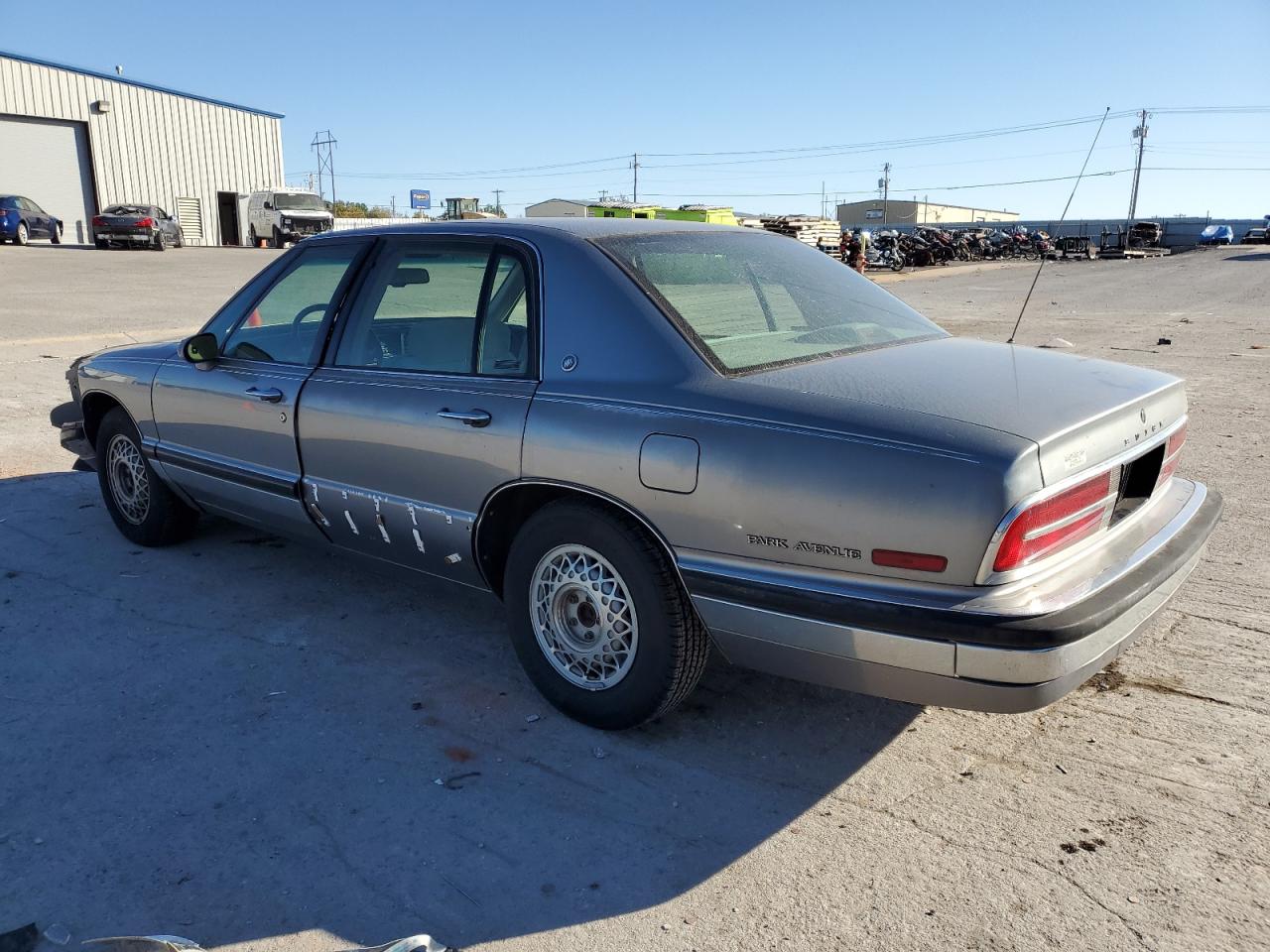 Image 2 of 1992 BUICK PARK AVENUE  1992 with VIN 1G4CW53L4N1661350