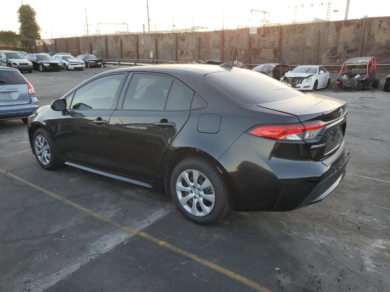 Image 2 of 2020 TOYOTA COROLLA LE 2020 with VIN JTDEPRAEXLJ061399