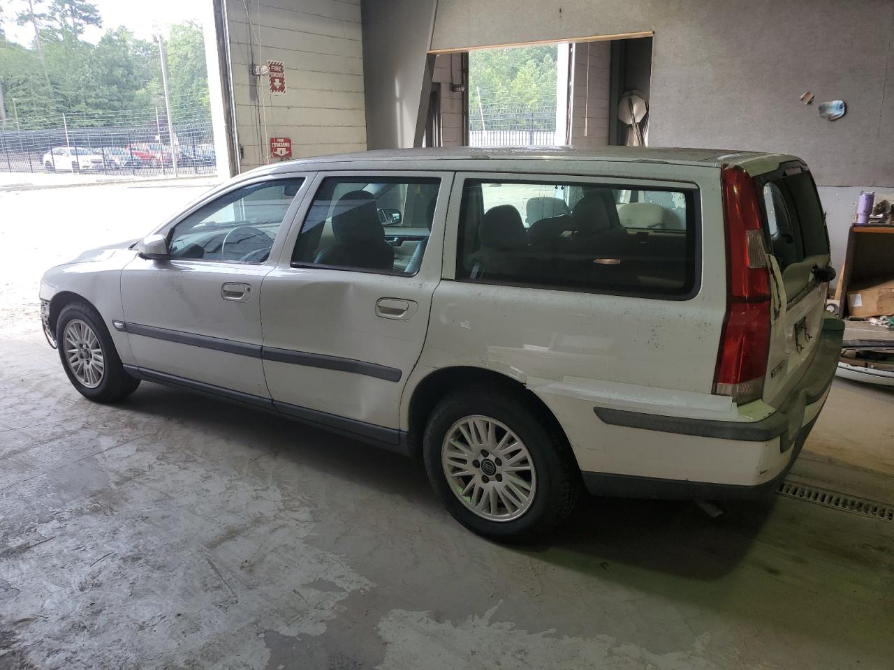 Image 2 of 2004 VOLVO V70  2004 with VIN YV1SW64A142434350