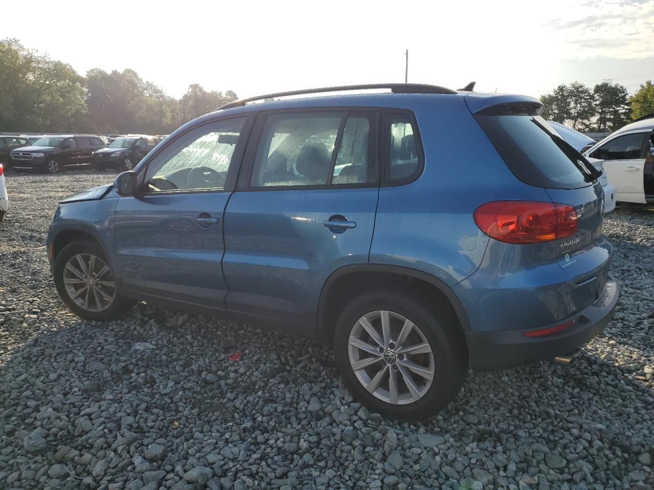 Изображение 2 Volkswagen Tiguan S 2017 с VIN WVGAV7AX1HK045924