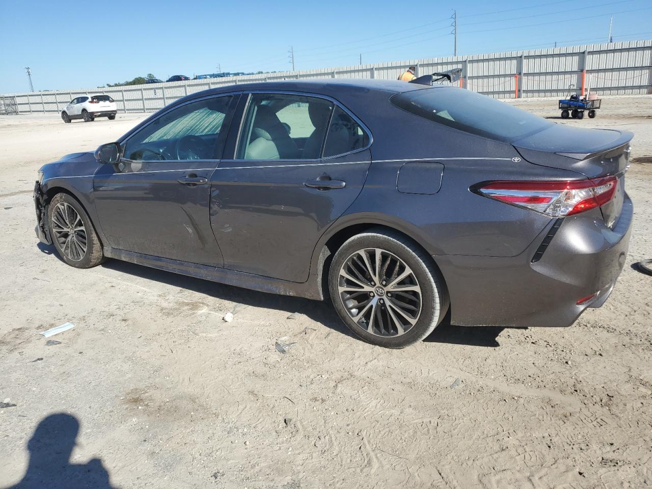 Obraz 2 z 2020 TOYOTA CAMRY SE 2020 z VIN 4T1G11AK7LU894329