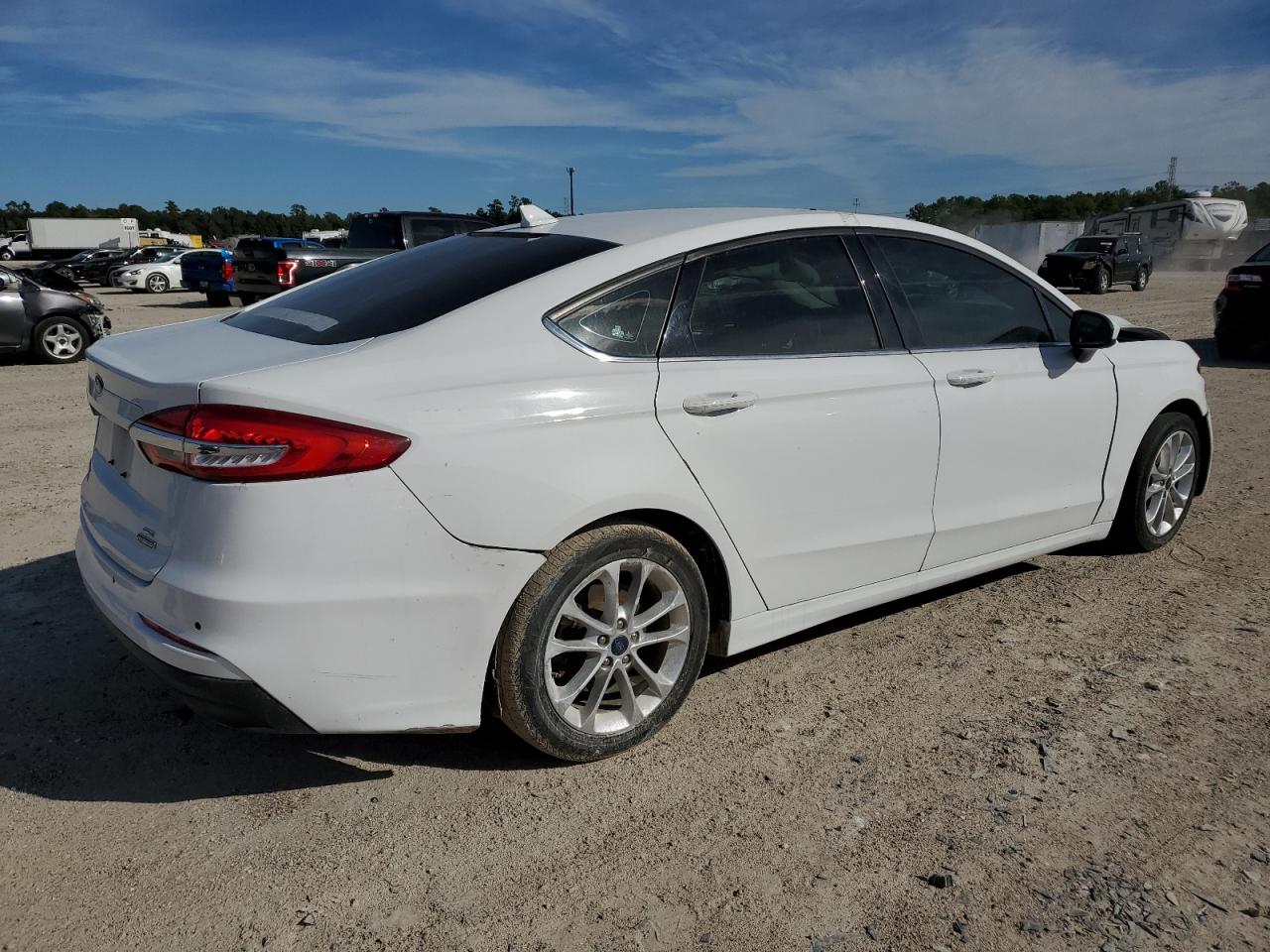 Image 3 of 2020 FORD FUSION SE 2020 with VIN 3FA6P0LU8LR267059