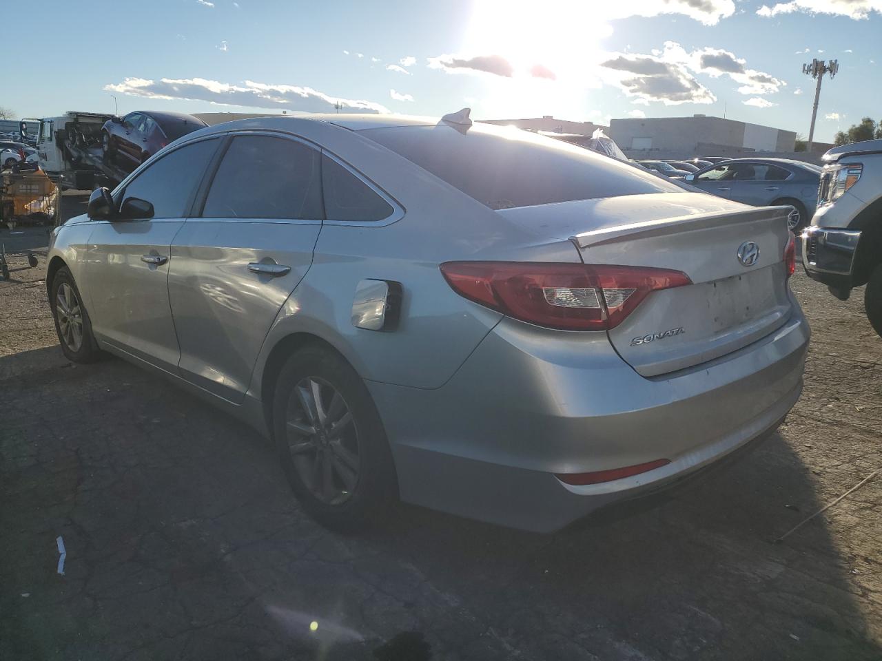 Obraz 2 z 2015 HYUNDAI SONATA SE 2015 z VIN 5NPE24AF7FH232603