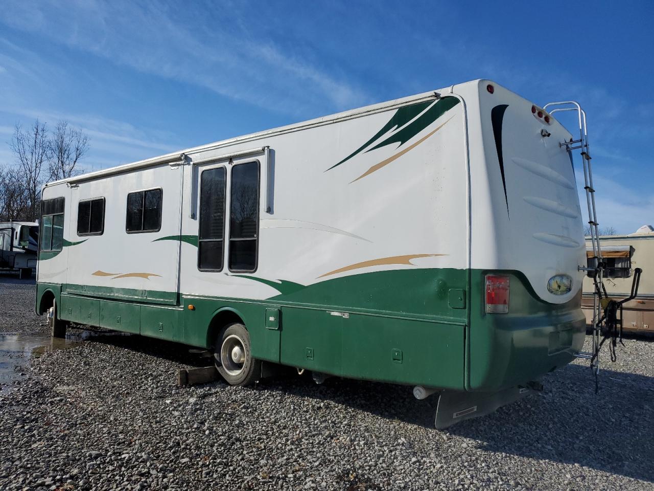 Image 3 of 2004 WORKHORSE CUSTOM CHASSIS MOTORHOME CHASSIS W22 2004 with VIN 5B4MP67G043389347