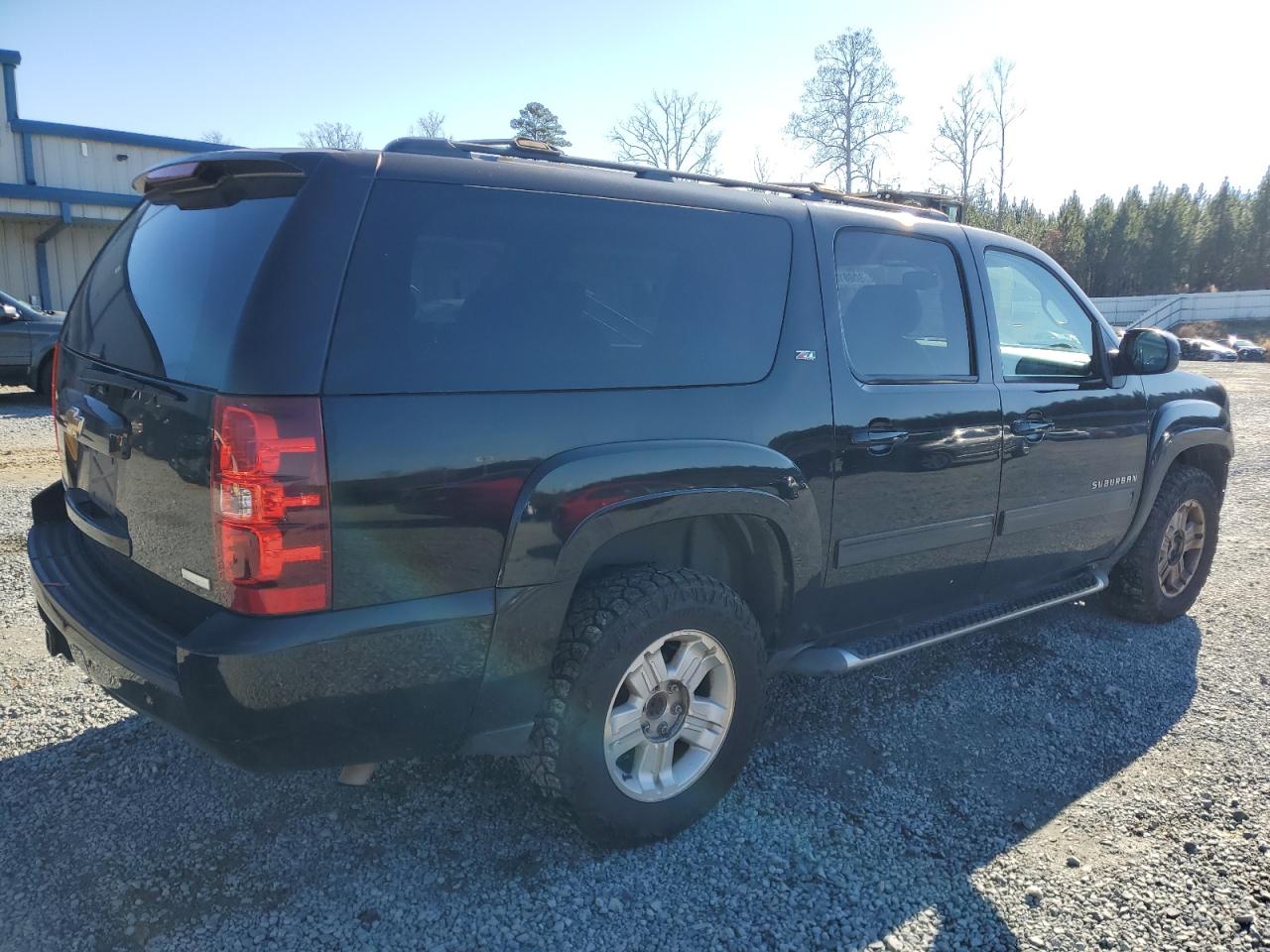 Image 3 of 2010 CHEVROLET SUBURBAN K1500 LT 2010 with VIN 1GNUKJE39AR187876