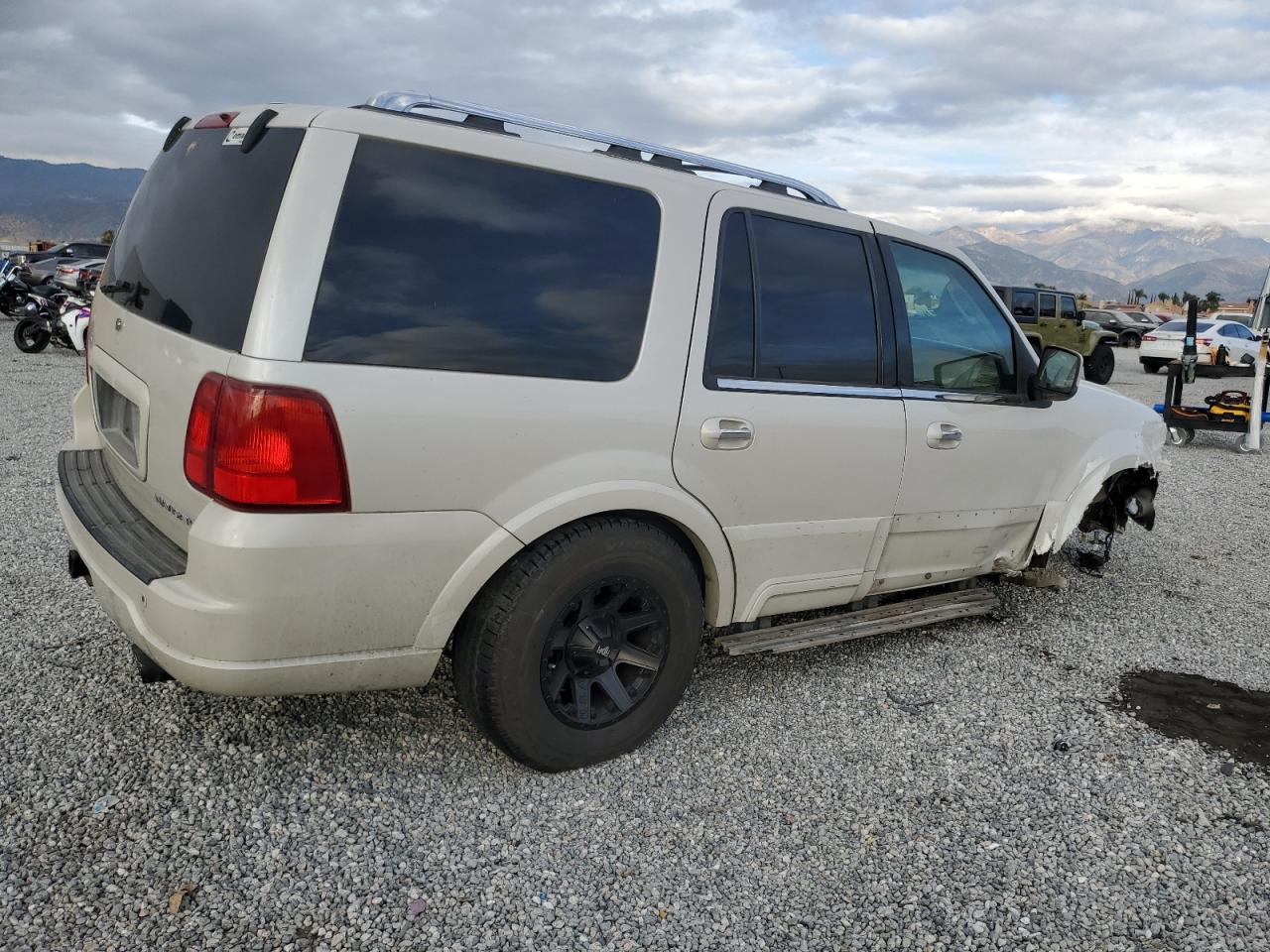 Obraz 3 z 2004 LINCOLN NAVIGATOR  2004 z VIN 5LMFU28R44LJ36822