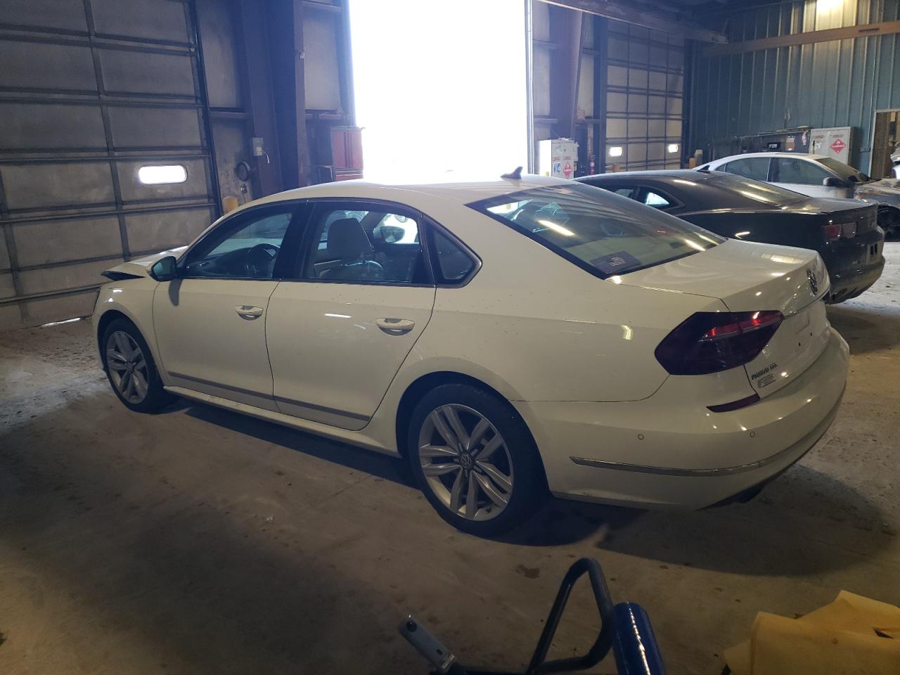 Изображение 2 2017 VOLKSWAGEN PASSAT SEL PREMIUM 2017 с VIN 1VWCT7A37HC059561