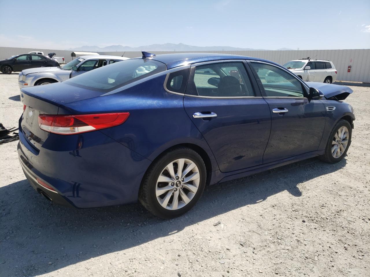 Obraz 3 z 2017 KIA OPTIMA LX 2017 z VIN 5XXGT4L3XHG121728