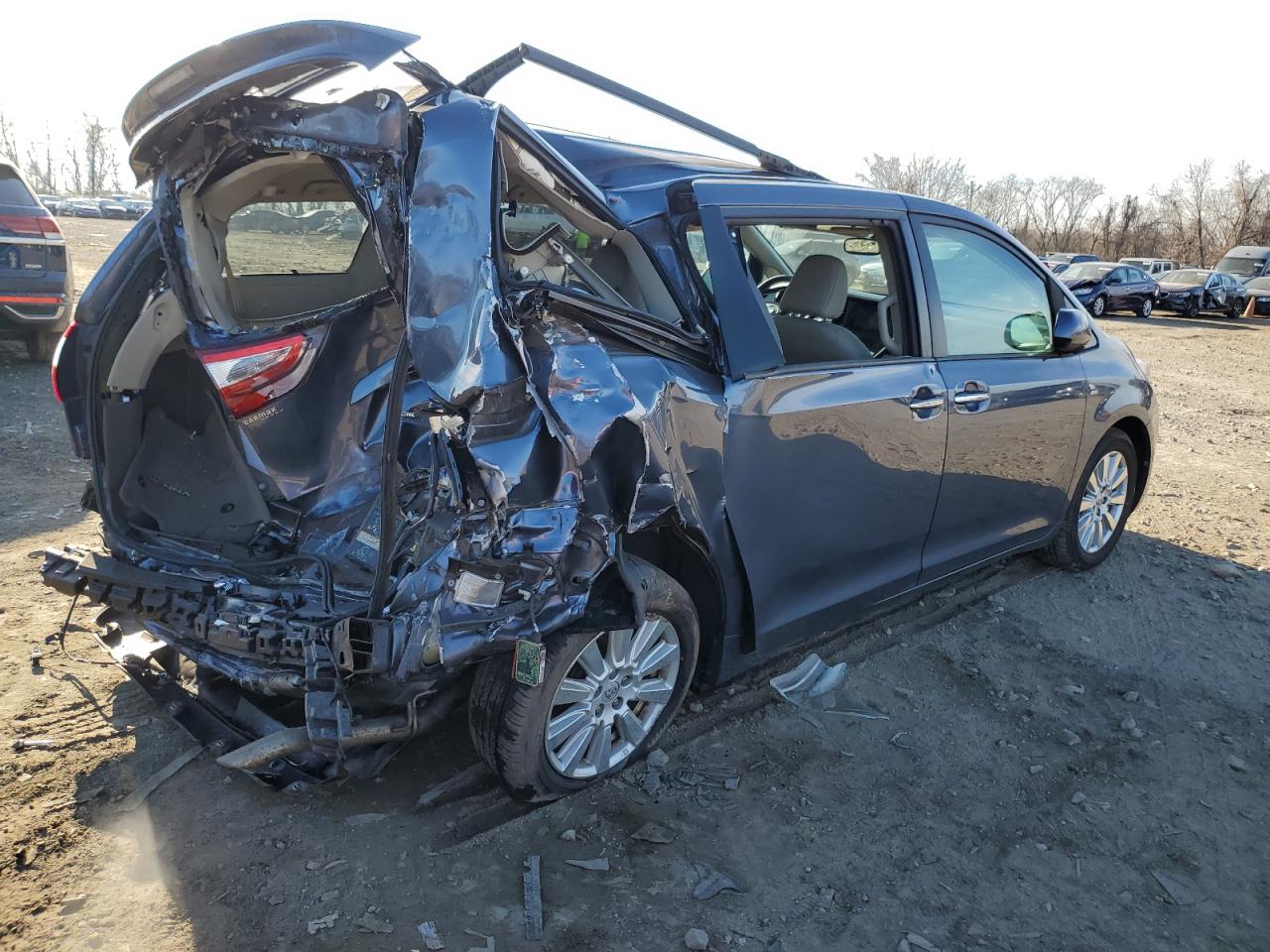 Image 3 of 2017 TOYOTA SIENNA XLE 2017 with VIN 5TDDZ3DC2HS177073