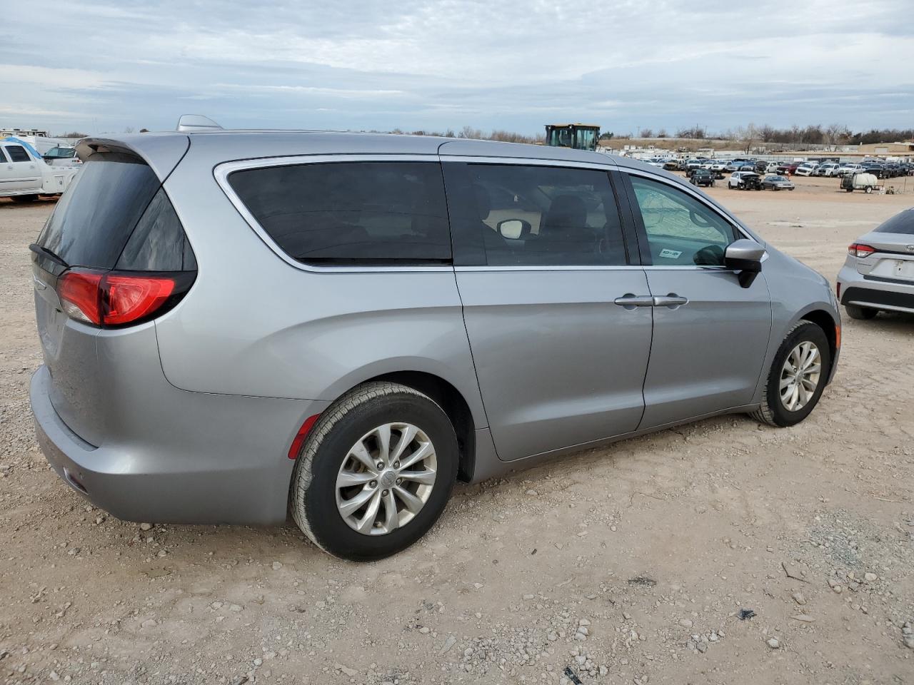 Obraz 3 z 2018 CHRYSLER PACIFICA LX 2018 z VIN 2C4RC1CG9JR257548