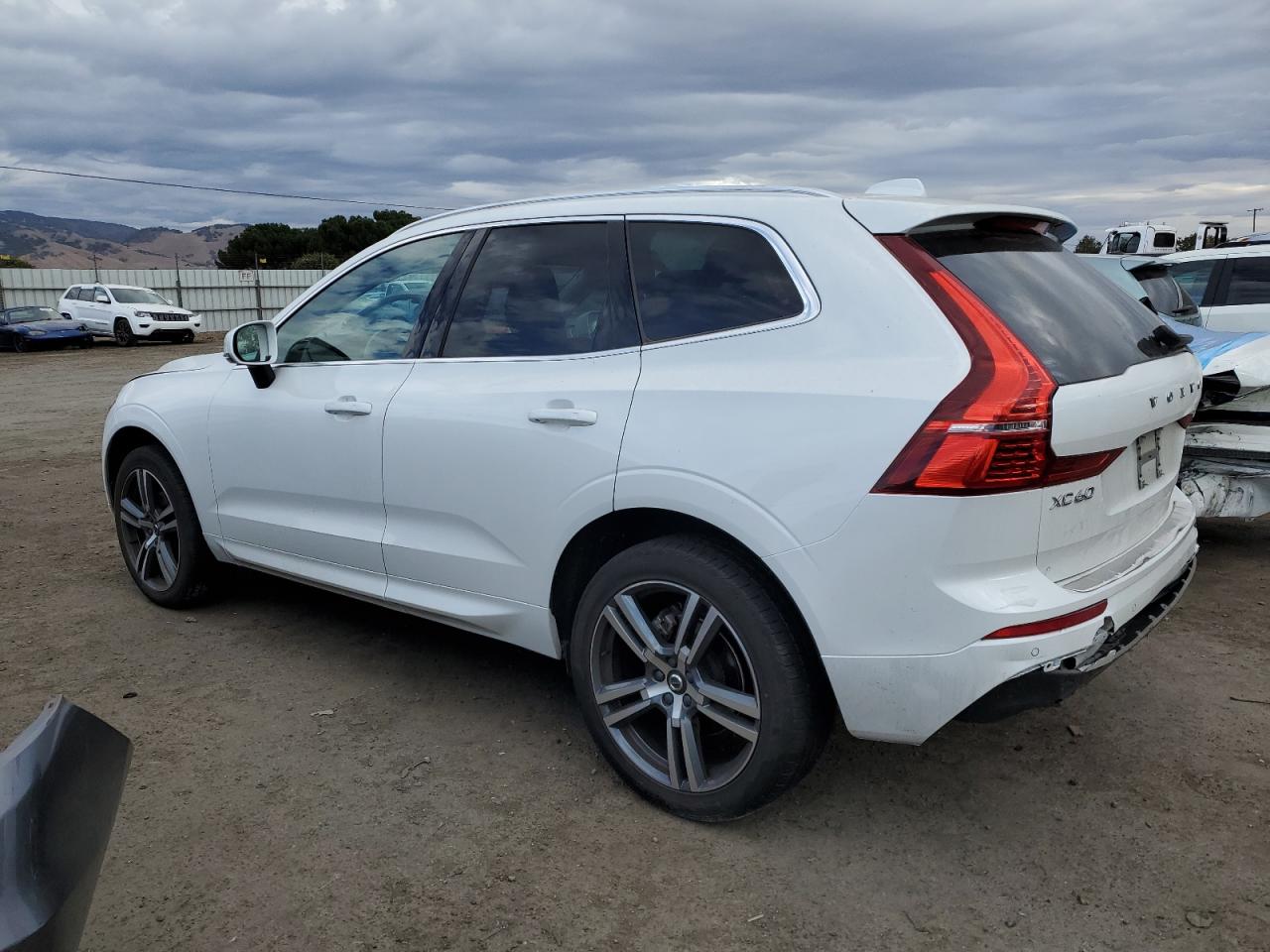 Image 2 of 2021 VOLVO XC60 T5 MOMENTUM 2021 with VIN YV4102RK4M1850795