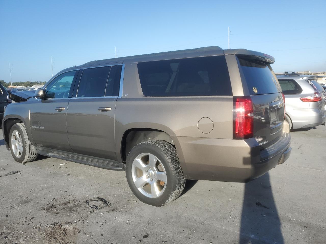 Изображение 2 2016 CHEVROLET SUBURBAN C1500 LT 2016 с VIN 1GNSCHKC6GR429792