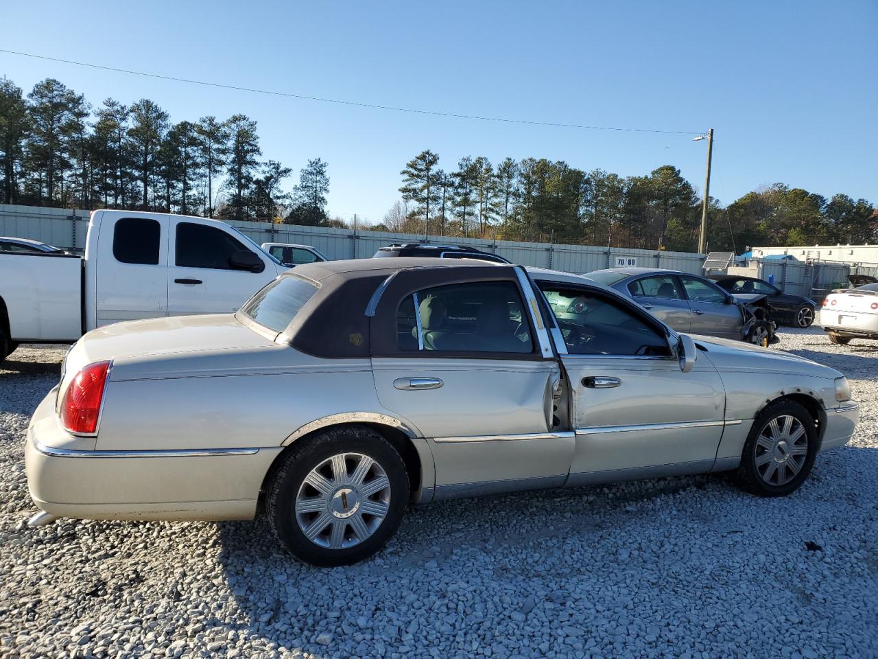 Obraz 3 z 2003 LINCOLN TOWN CAR CARTIER 2003 z VIN 1LNHM83W43Y604979