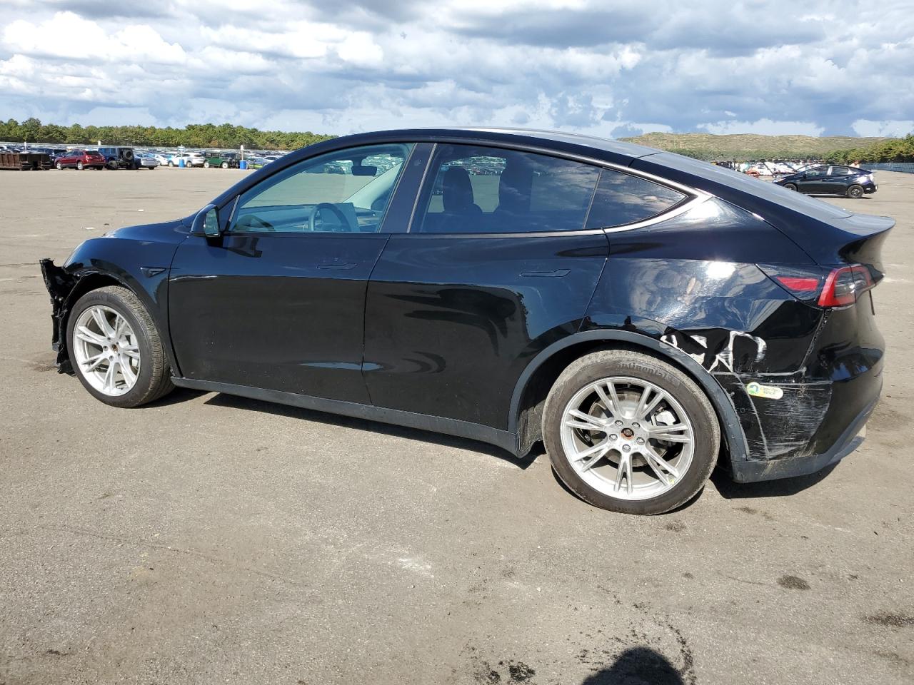 Изображение 2 2022 TESLA MODEL Y  2022 с VIN 7SAYGDEE6NF361111