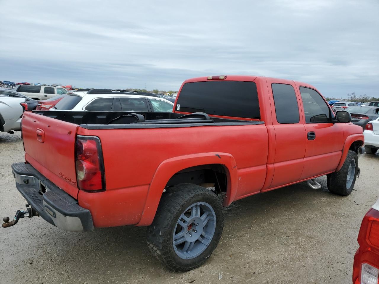 Image 3 of 2000 CHEVROLET SILVERADO K1500 2000 with VIN 2GCEK19V7Y1360306