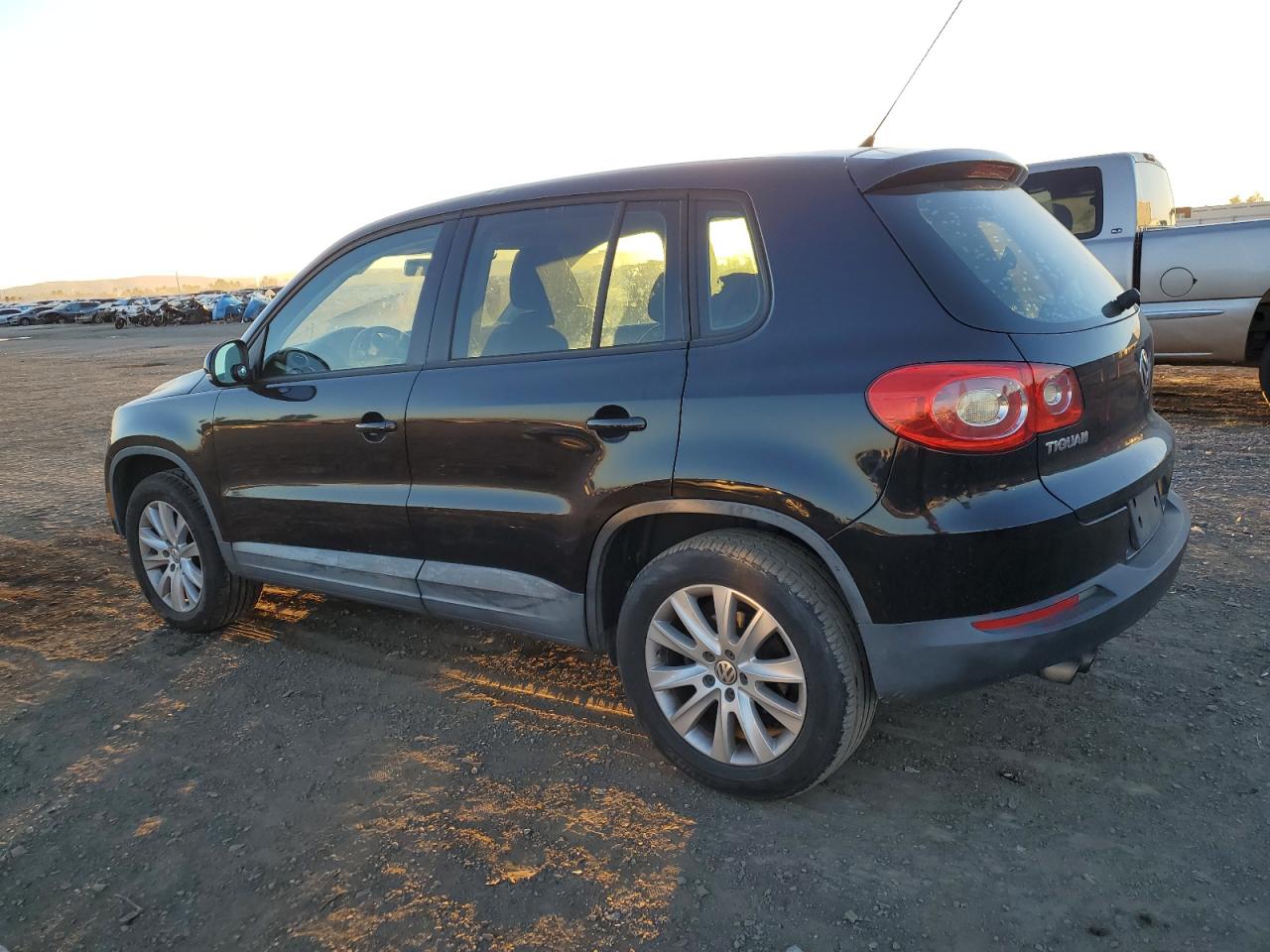 Image 2 of 2010 VOLKSWAGEN TIGUAN S 2010 with VIN WVGAV7AX8AW531595