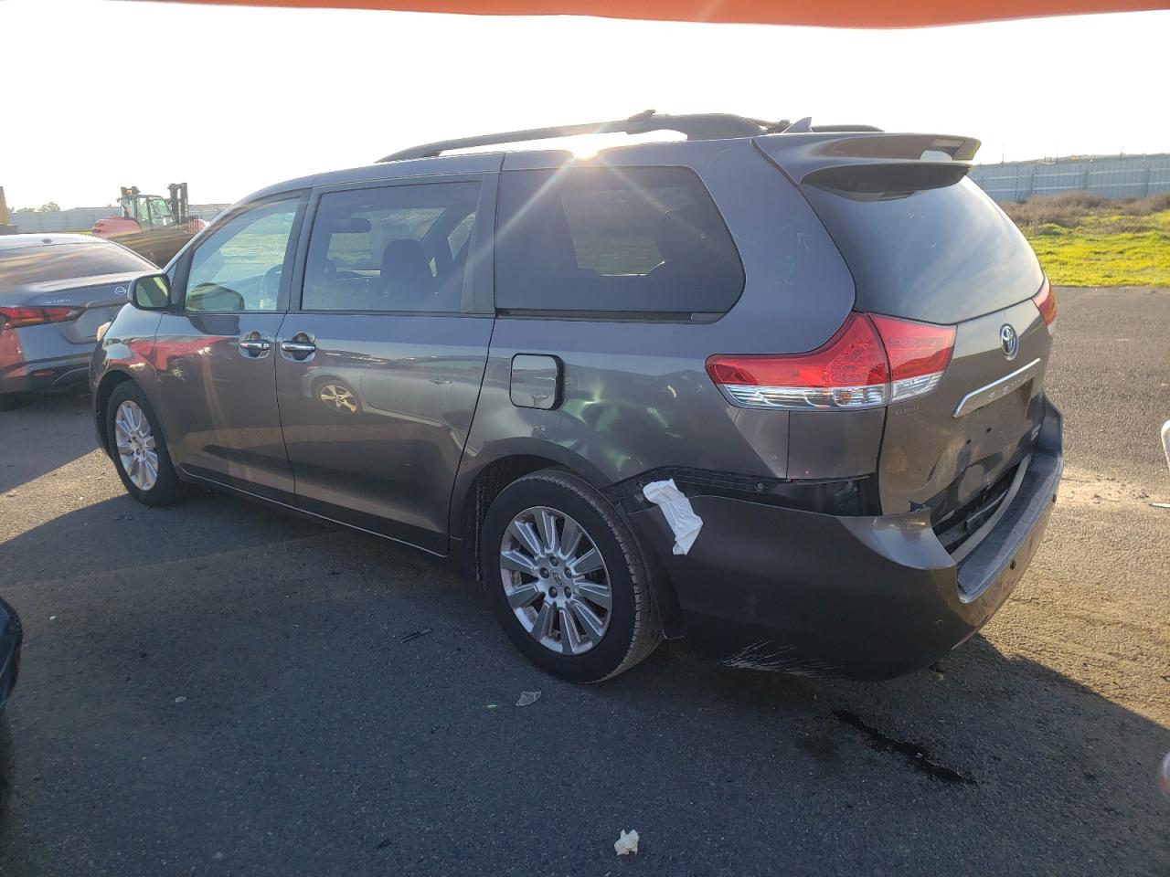 Obraz 2 z 2011 TOYOTA SIENNA XLE 2011 z VIN 5TDDK3DC1BS002924