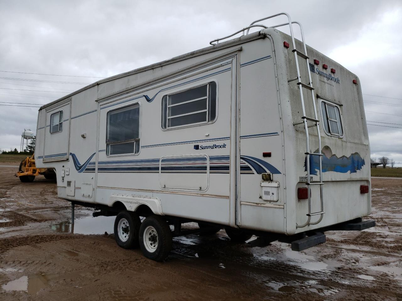 Image 3 of 2000 WINNEBAGO SUNNYBROOK 2000 with VIN 4UBBS0N25Y1G20004