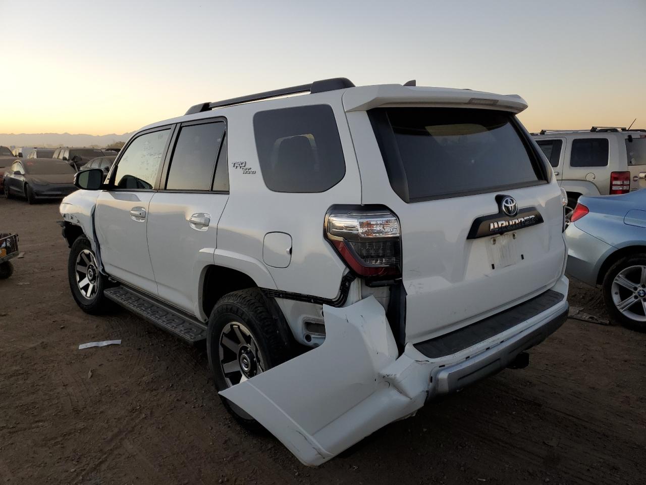 Obraz 2 z 2022 TOYOTA 4RUNNER SR5 PREMIUM 2022 z VIN JTERU5JR3N6051756