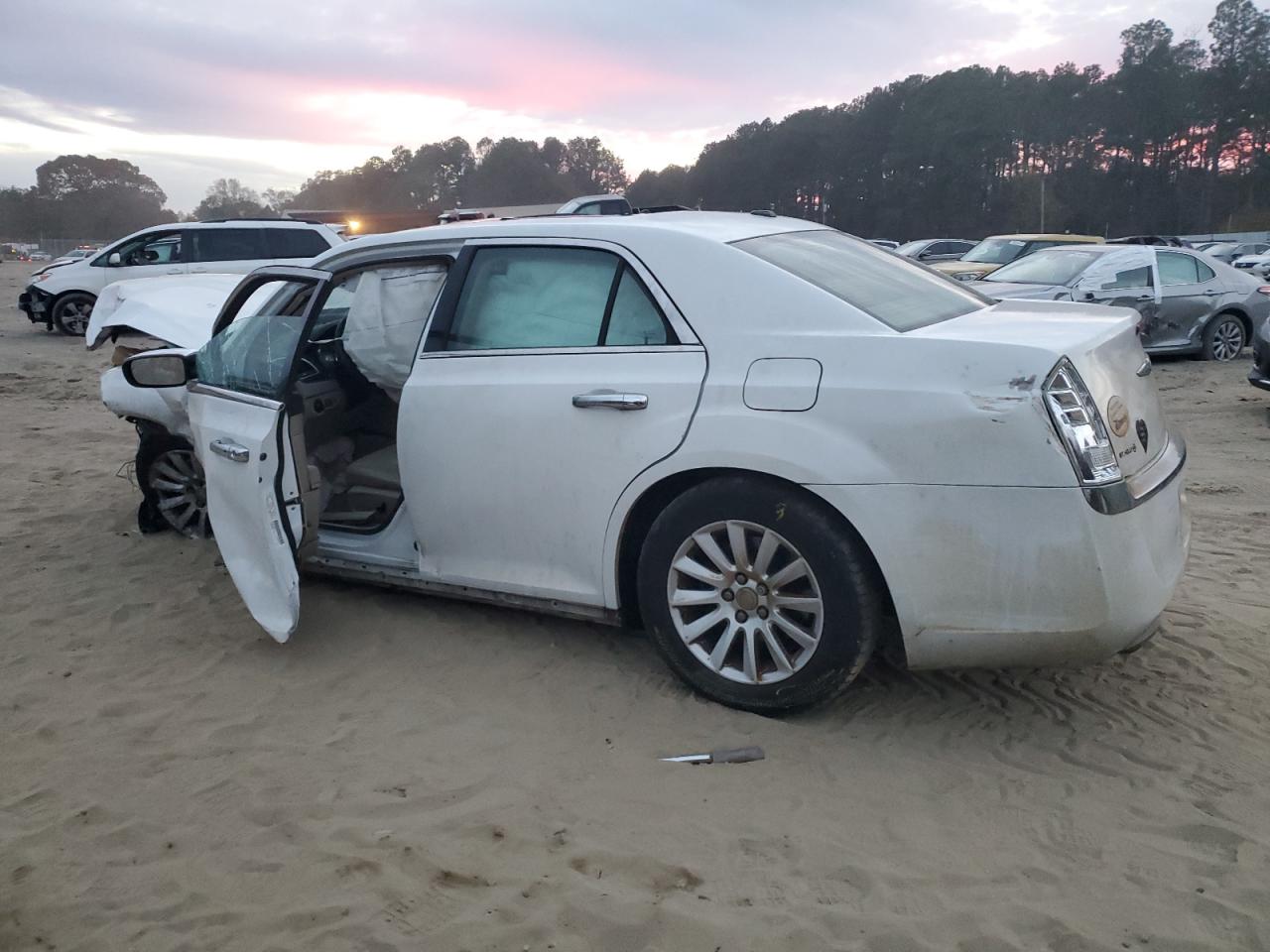 Изображение 2 2013 CHRYSLER 300  2013 с VIN 2C3CCAAG2DH513715