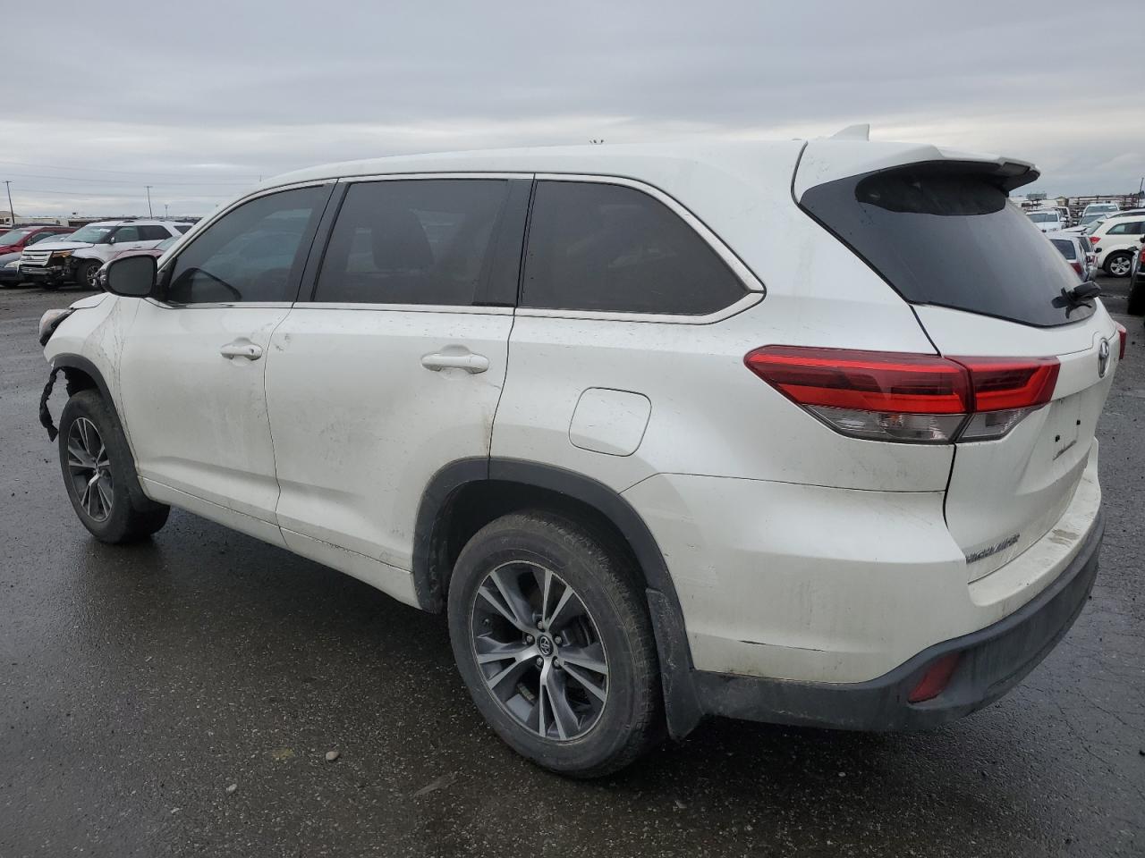 Image 2 of 2018 TOYOTA HIGHLANDER LE 2018 with VIN 5TDBZRFH9JS880484