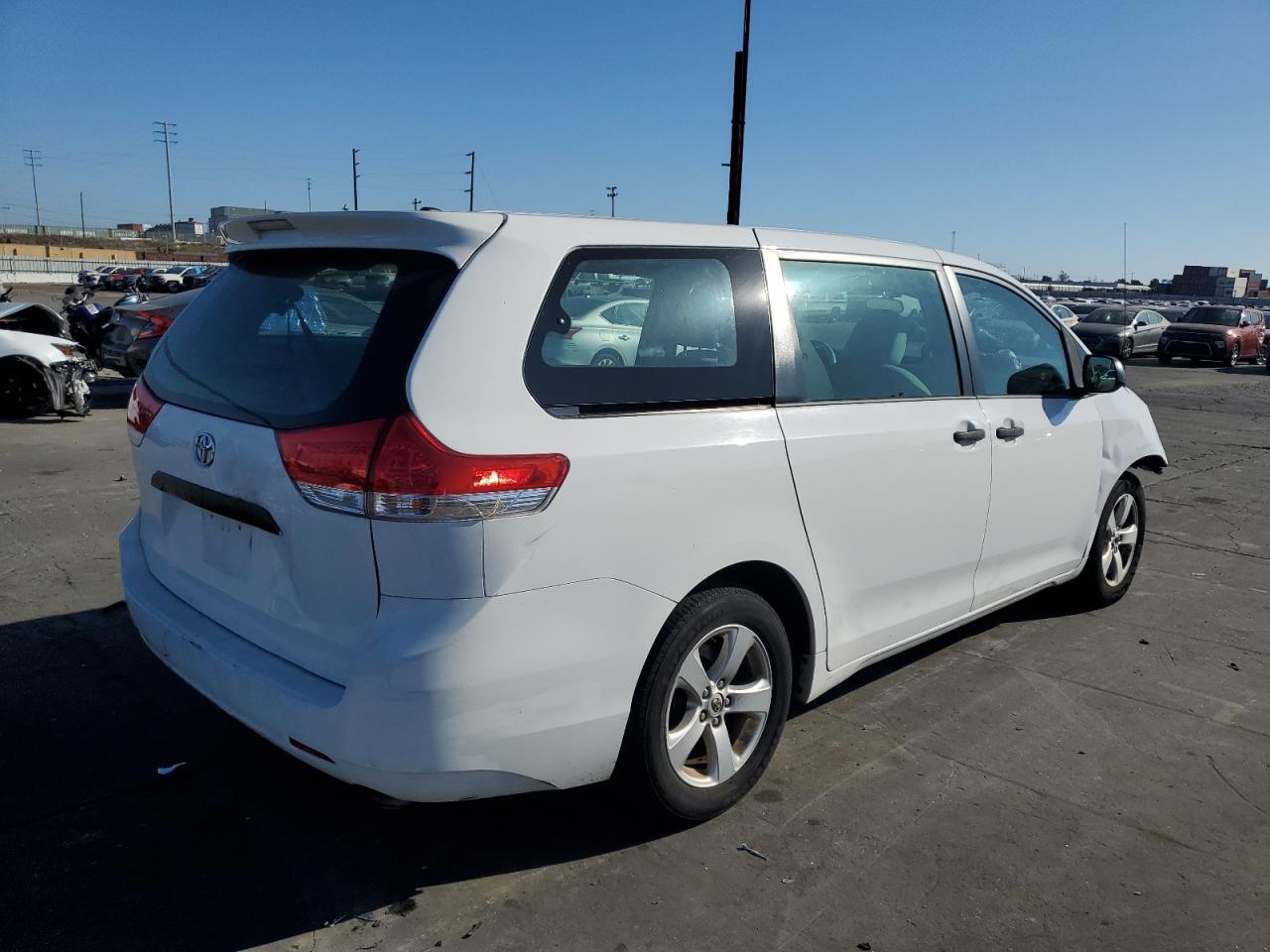 Obraz 3 z 2013 TOYOTA SIENNA  2013 z VIN 5TDZK3DC7DS360232