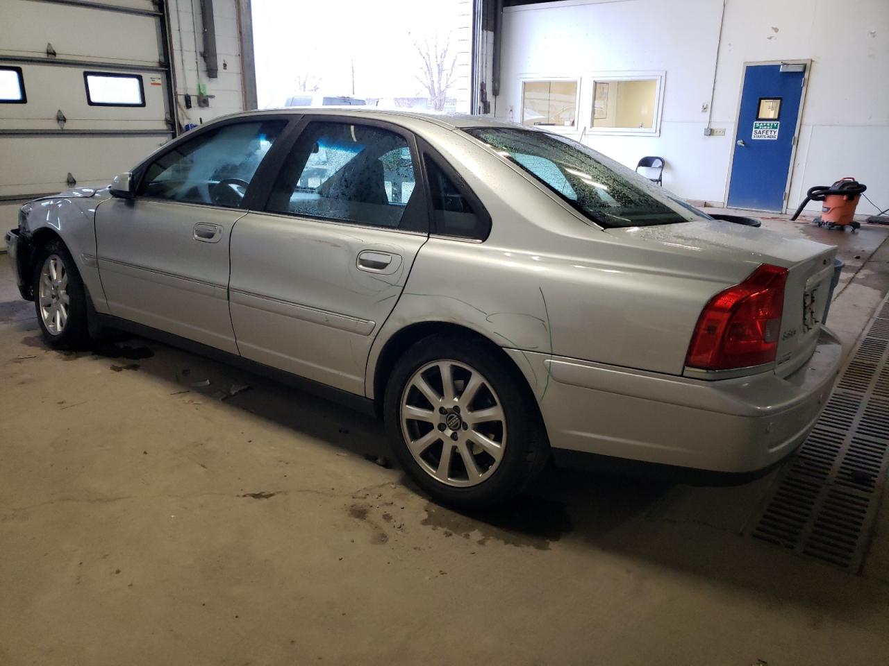 Изображение 2 2005 VOLVO S80 2.5T 2005 с VIN YV1TH592051412504