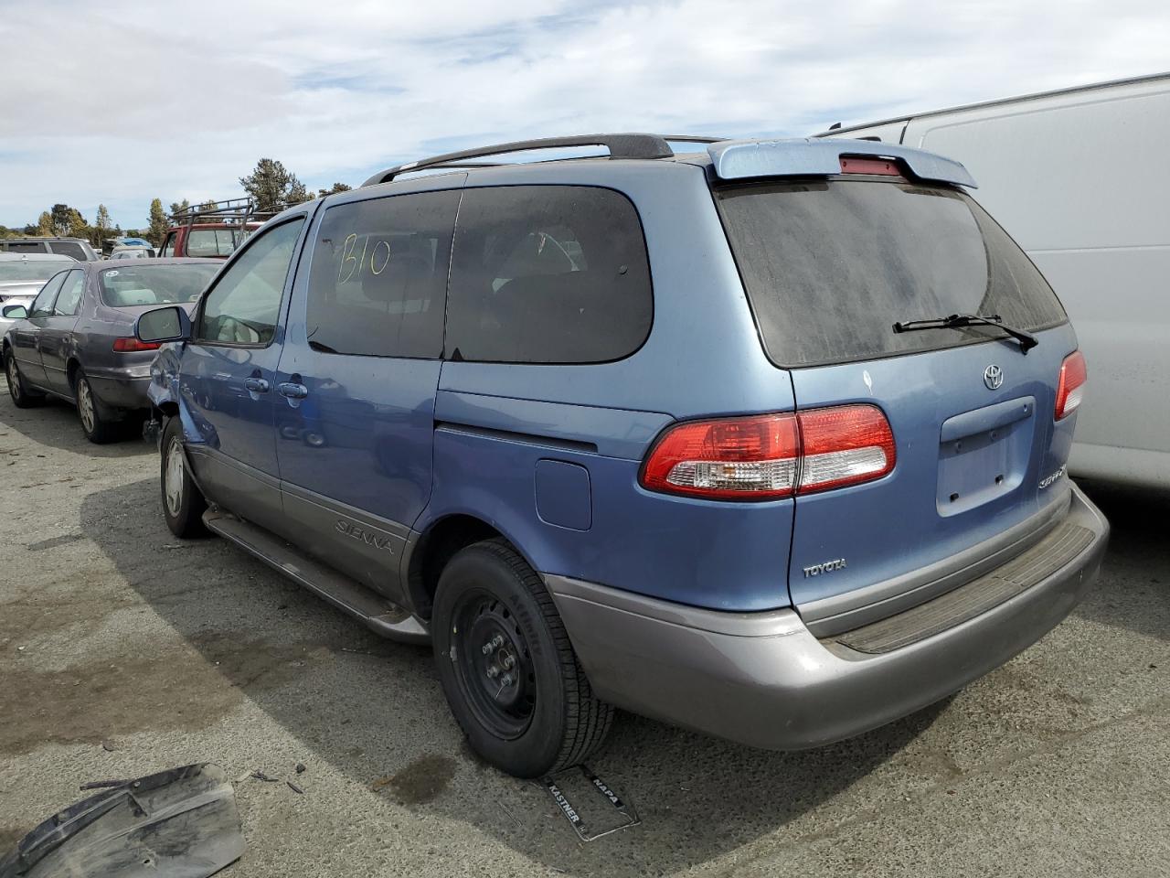 Image 2 of 2003 TOYOTA SIENNA LE 2003 with VIN 4T3ZF13C53U527968