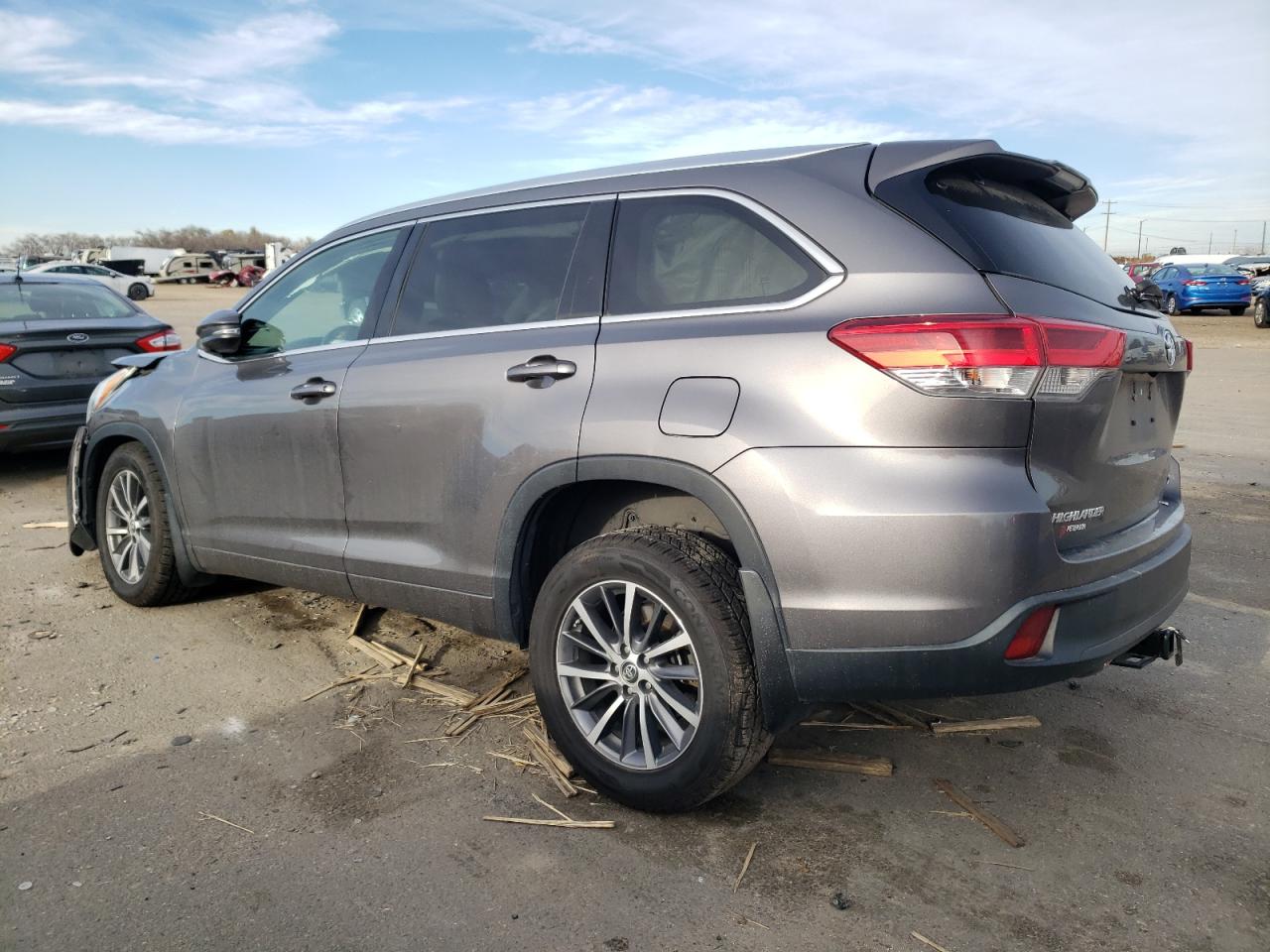 Image 2 of 2018 TOYOTA HIGHLANDER SE 2018 with VIN 5TDJZRFH2JS525684