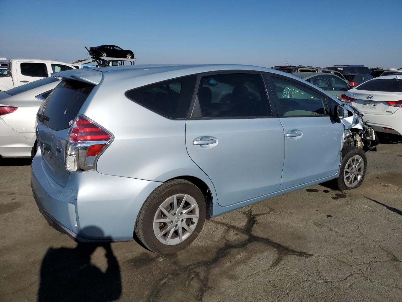 Image 3 of 2015 TOYOTA PRIUS V  2015 with VIN JTDZN3EUXFJ031085