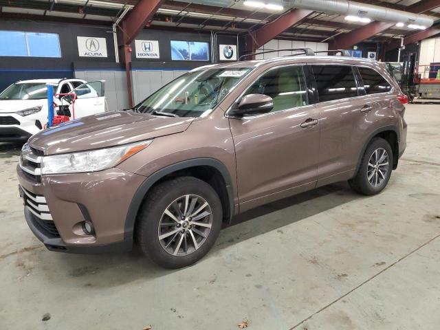 Image 1 of 2018 TOYOTA HIGHLANDER SE 2018 with VIN 5TDJZRFH6JS821243