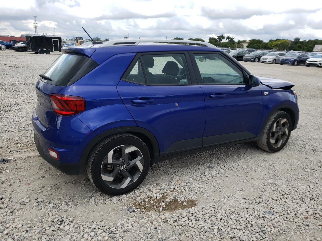Image 3 of 2023 HYUNDAI VENUE SEL 2023 with VIN KMHRC8A38PU215694