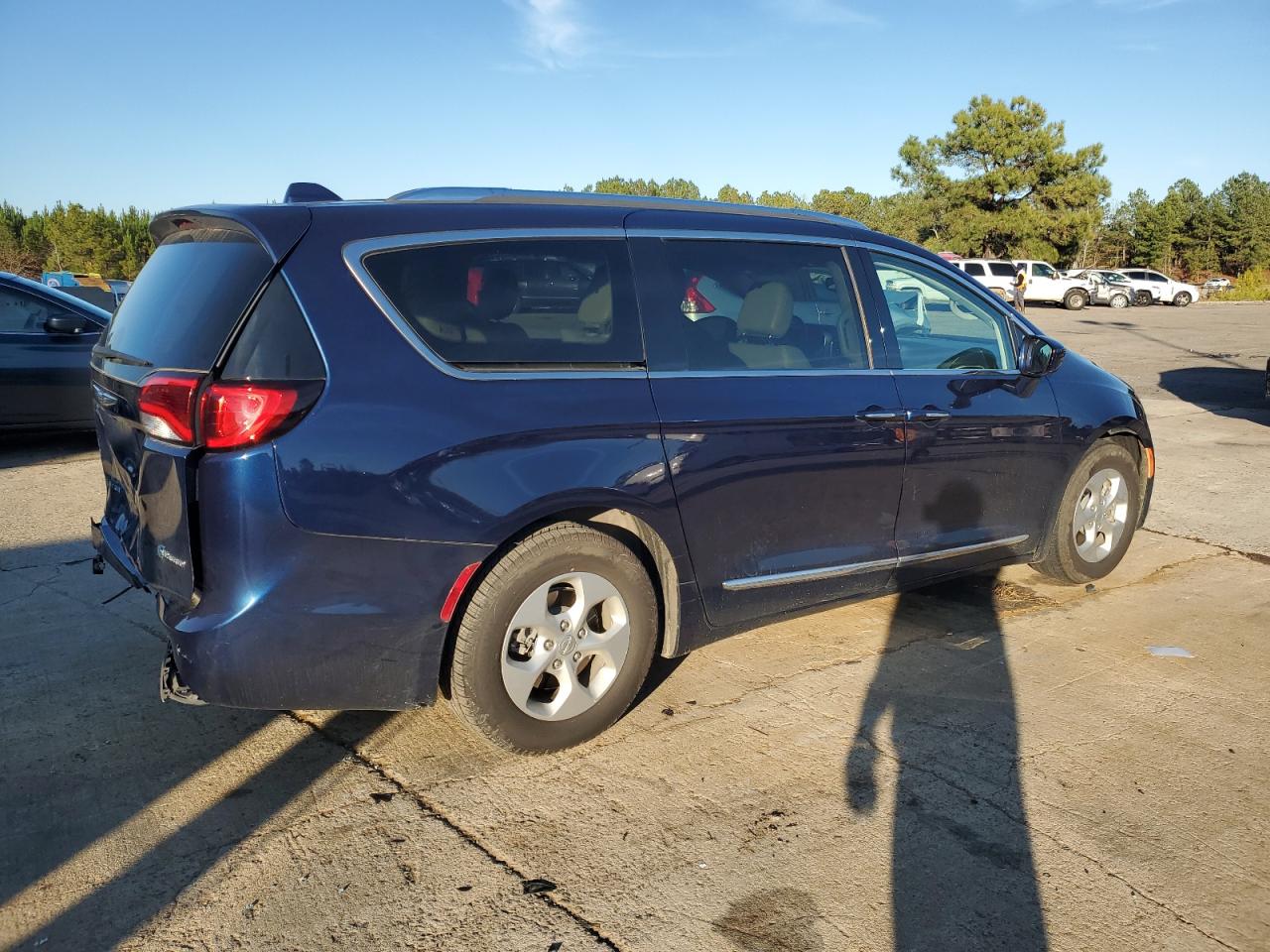 Изображение 3 2018 CHRYSLER PACIFICA HYBRID TOURING L 2018 с VIN 2C4RC1L70JR183405