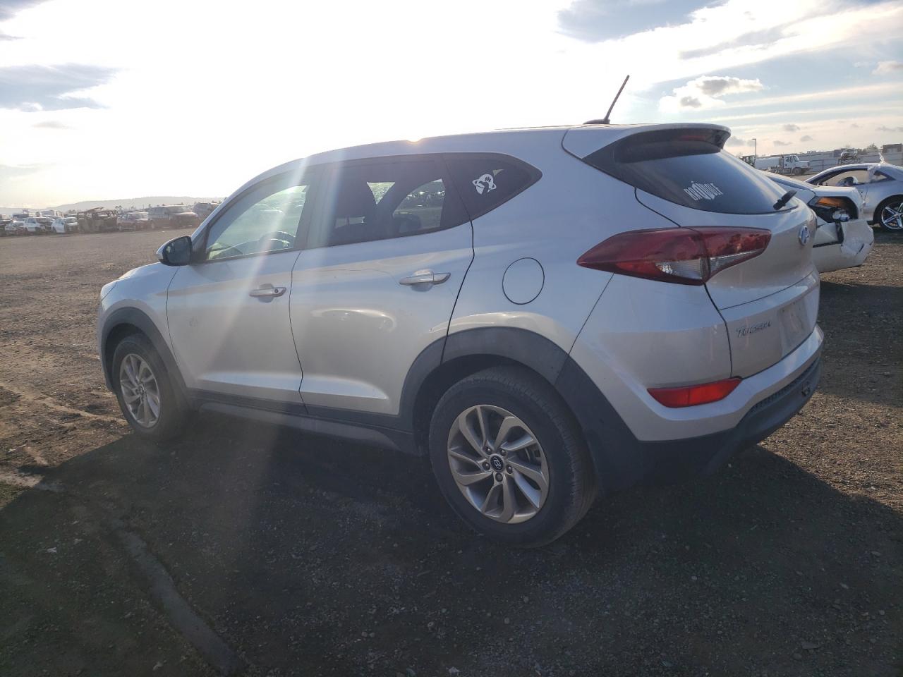 Изображение 2 2017 HYUNDAI TUCSON SE 2017 с VIN KM8J23A45HU315667