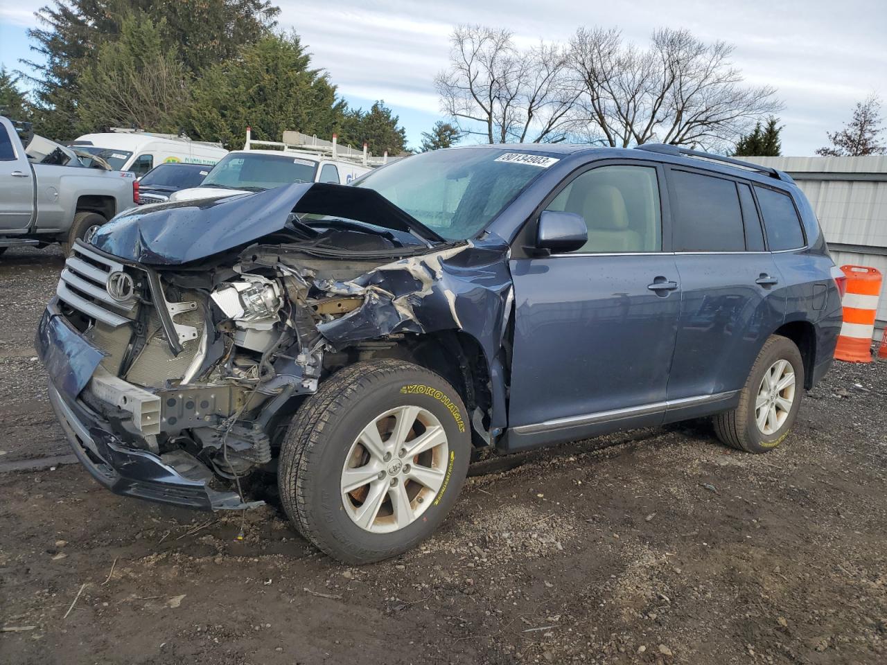 Image 1 of 2013 TOYOTA HIGHLANDER BASE 2013 with VIN 5TDBK3EH4DS211076