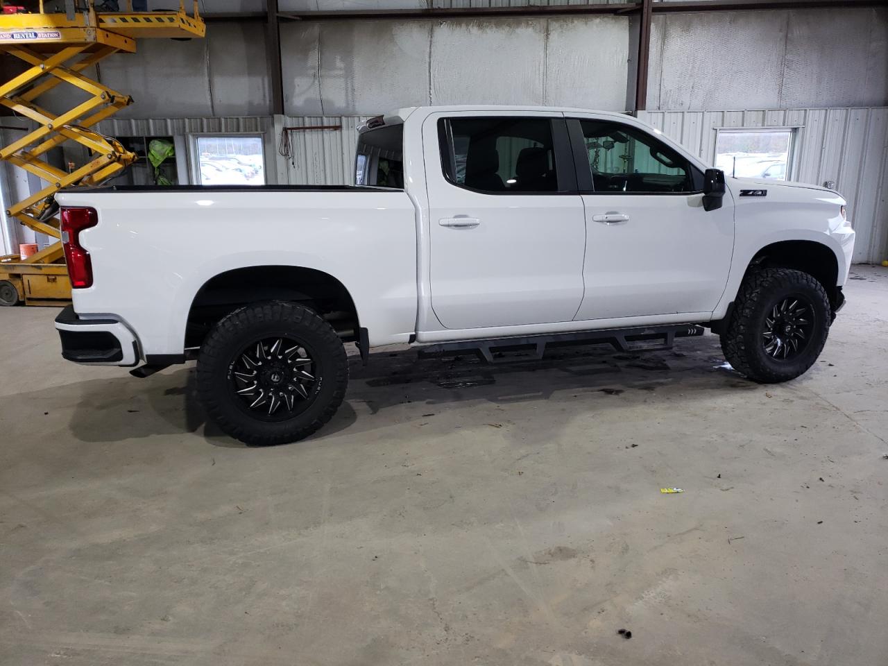 Image 3 of 2020 CHEVROLET SILVERADO K1500 RST 2020 with VIN 1GCUYEED2LZ333819