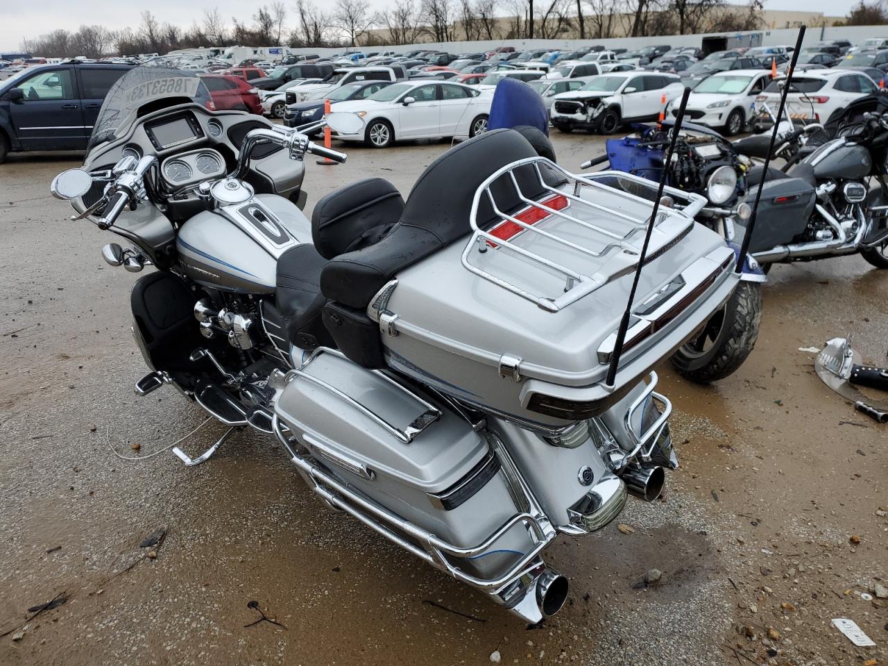 Image 3 of 2016 HARLEY-DAVIDSON FLTRUSE CVO ROAD GLIDE 2016 with VIN 1HD1TAN1XGB958899