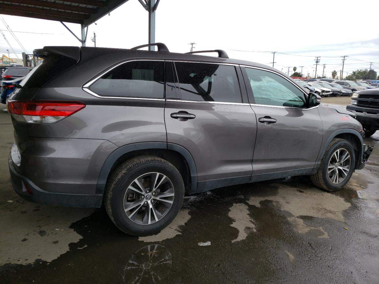 Image 3 of 2019 TOYOTA HIGHLANDER LE 2019 with VIN 5TDZARFH8KS055043