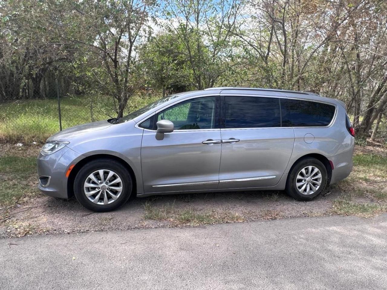 Image 2 of 2019 CHRYSLER PACIFICA TOURING L 2019 with VIN 2C4RC1BG9KR566844