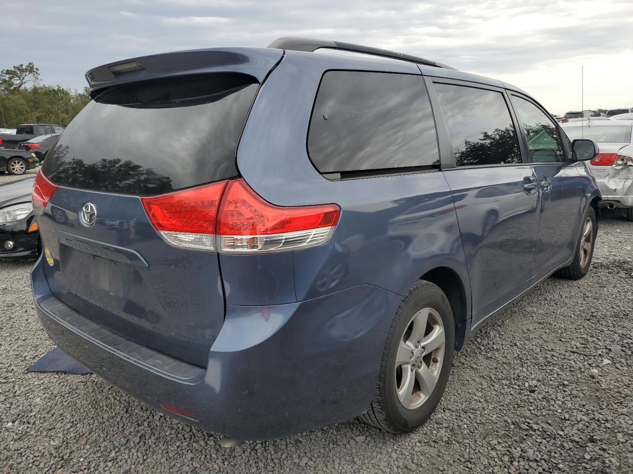Obraz 3 z 2013 TOYOTA SIENNA LE 2013 z VIN 5TDKK3DC2DS350757