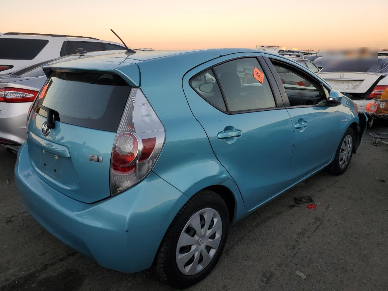 Изображение 3 2013 TOYOTA PRIUS C  2013 с VIN JTDKDTB33D1038747