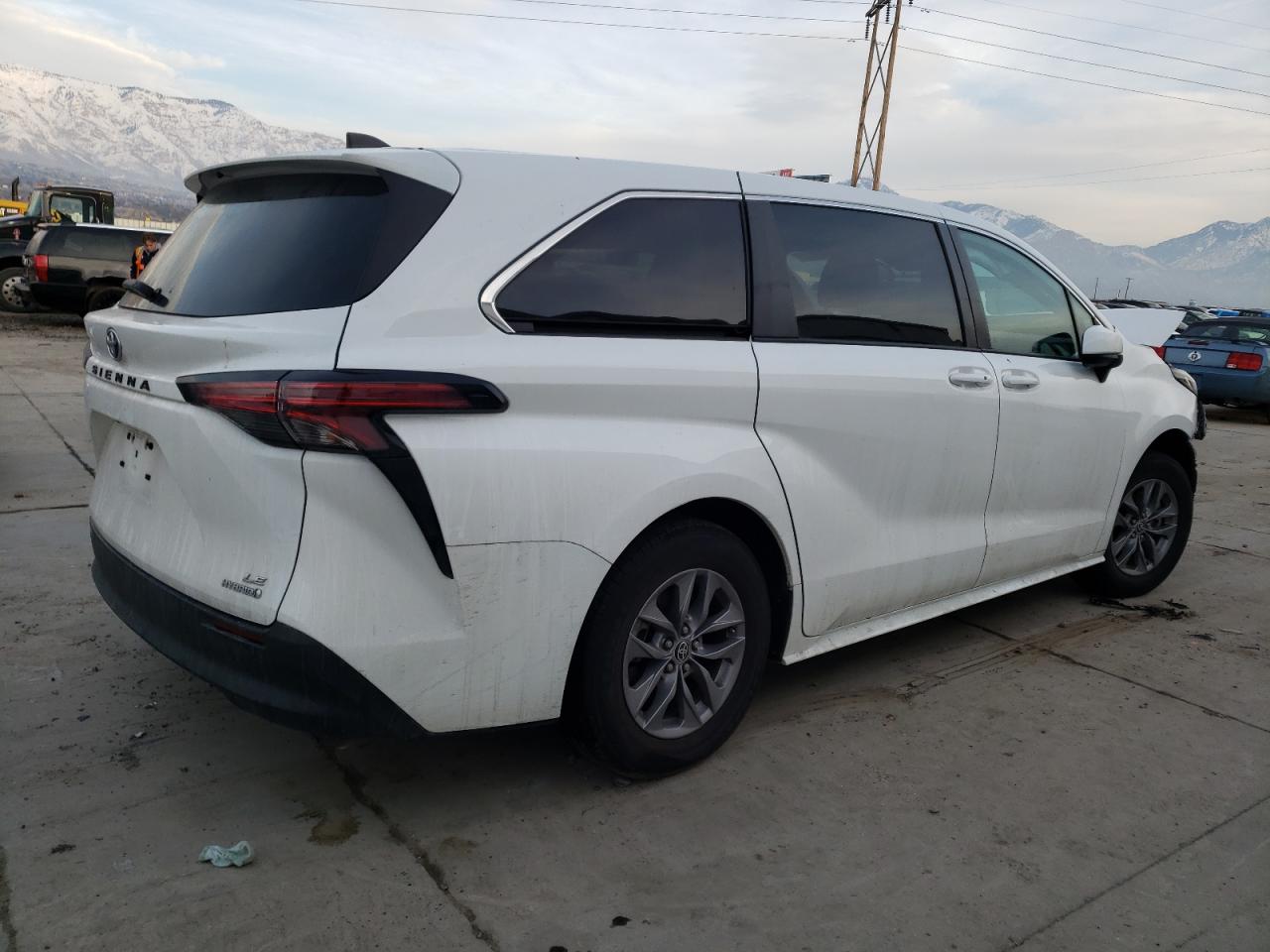 Obraz 3 z 2022 TOYOTA SIENNA LE 2022 z VIN 5TDKRKEC2NS100215