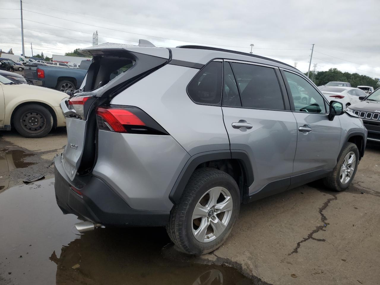 Image 3 of 2019 TOYOTA RAV4 XLE 2019 with VIN 2T3W1RFV8KW034362