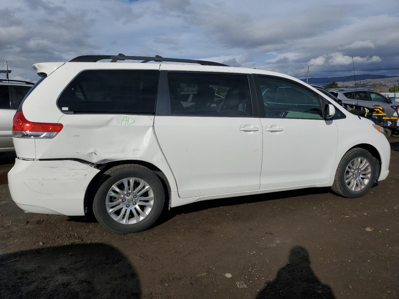 Image 3 of 2013 TOYOTA SIENNA XLE 2013 with VIN 5TDYK3DC1DS283899
