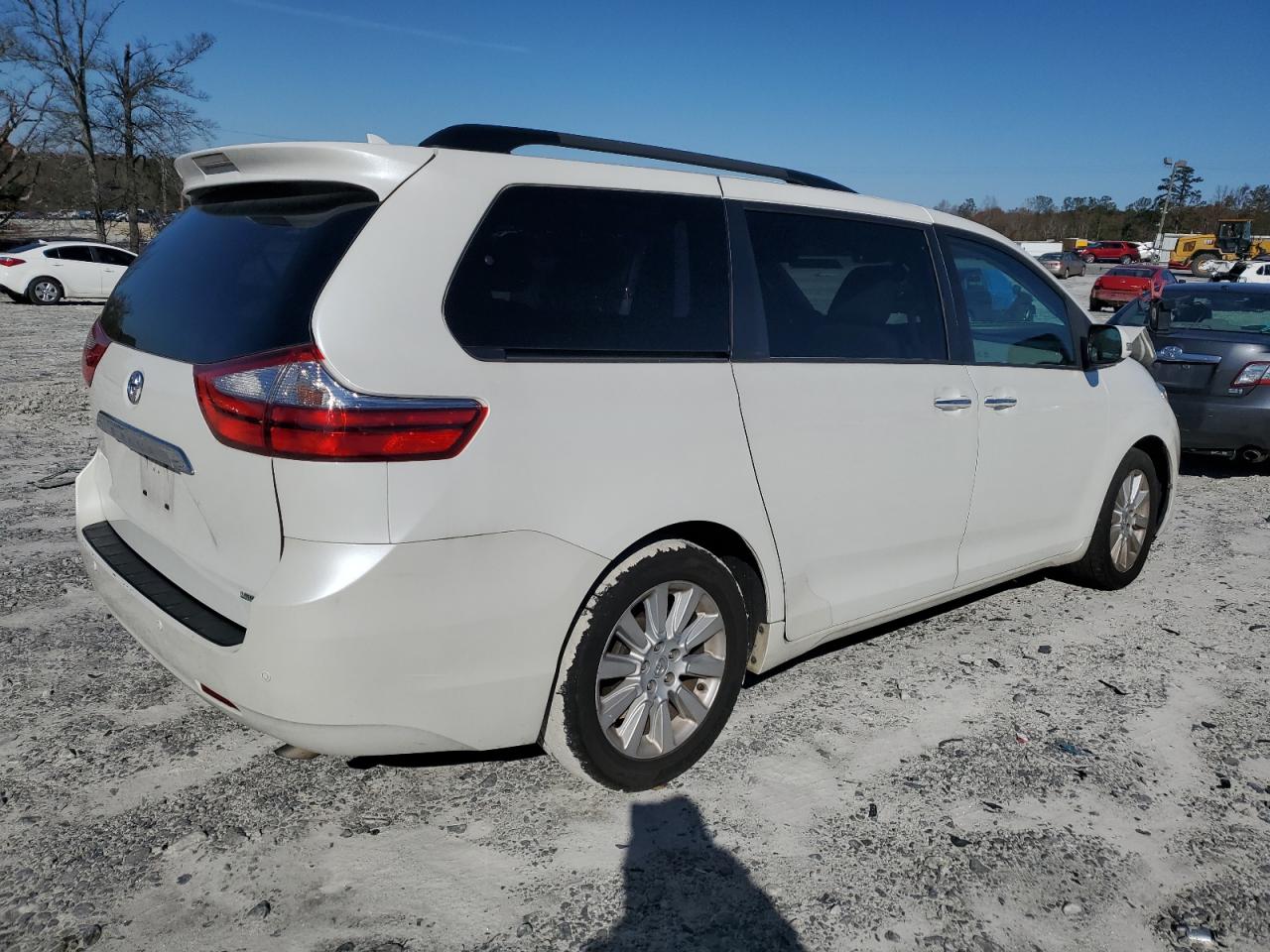 Image 3 of 2016 TOYOTA SIENNA XLE 2016 with VIN 5TDYK3DC9GS741595