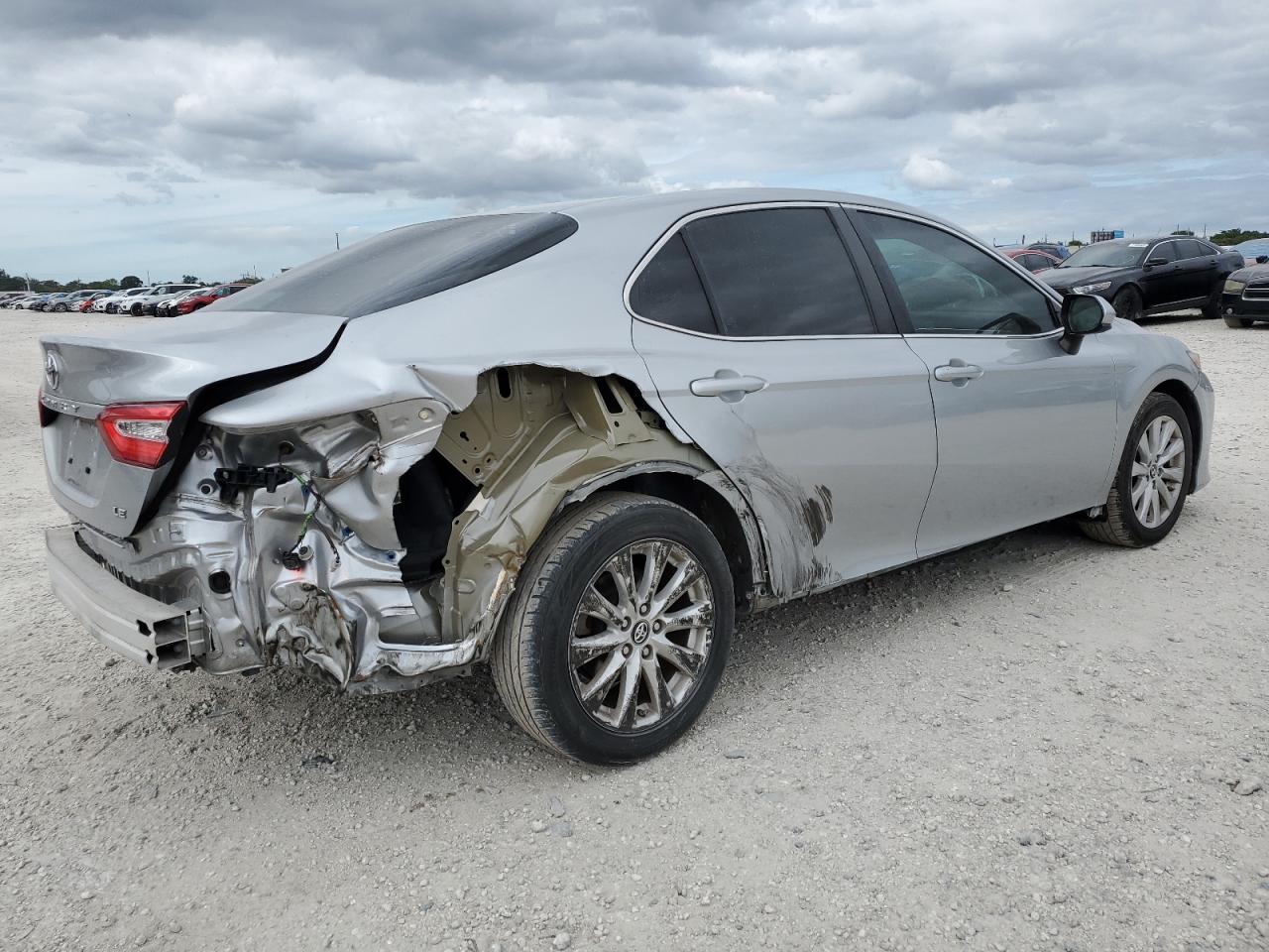 Obraz 3 z 2018 TOYOTA CAMRY L 2018 z VIN 4T1B11HK1JU137536