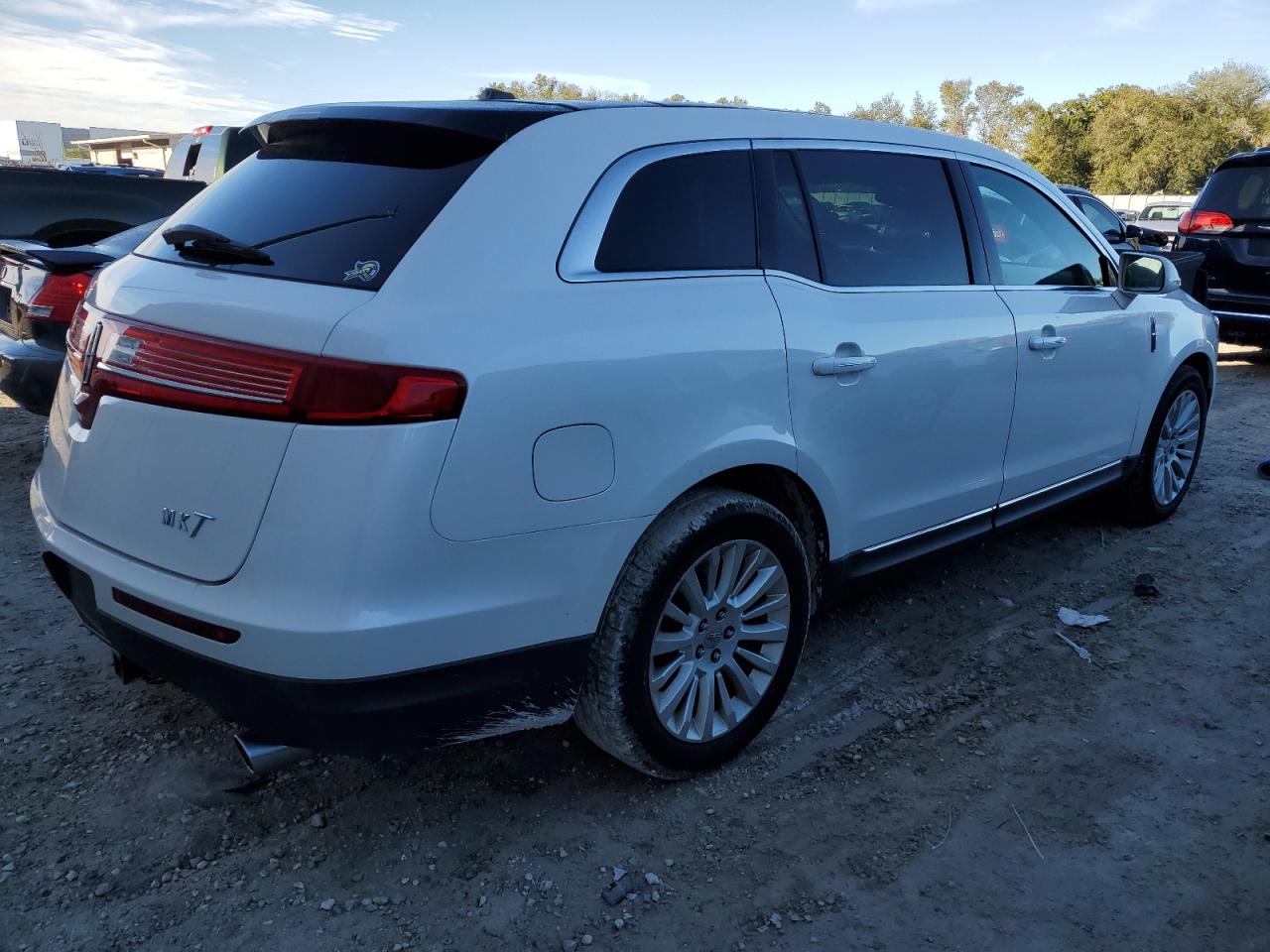Image 3 of 2011 LINCOLN MKT  2011 with VIN 2LMHJ5FR2BBJ54584