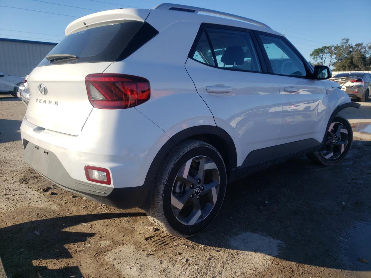 Image 3 of 2022 HYUNDAI VENUE SEL 2022 with VIN KMHRC8A35NU180867