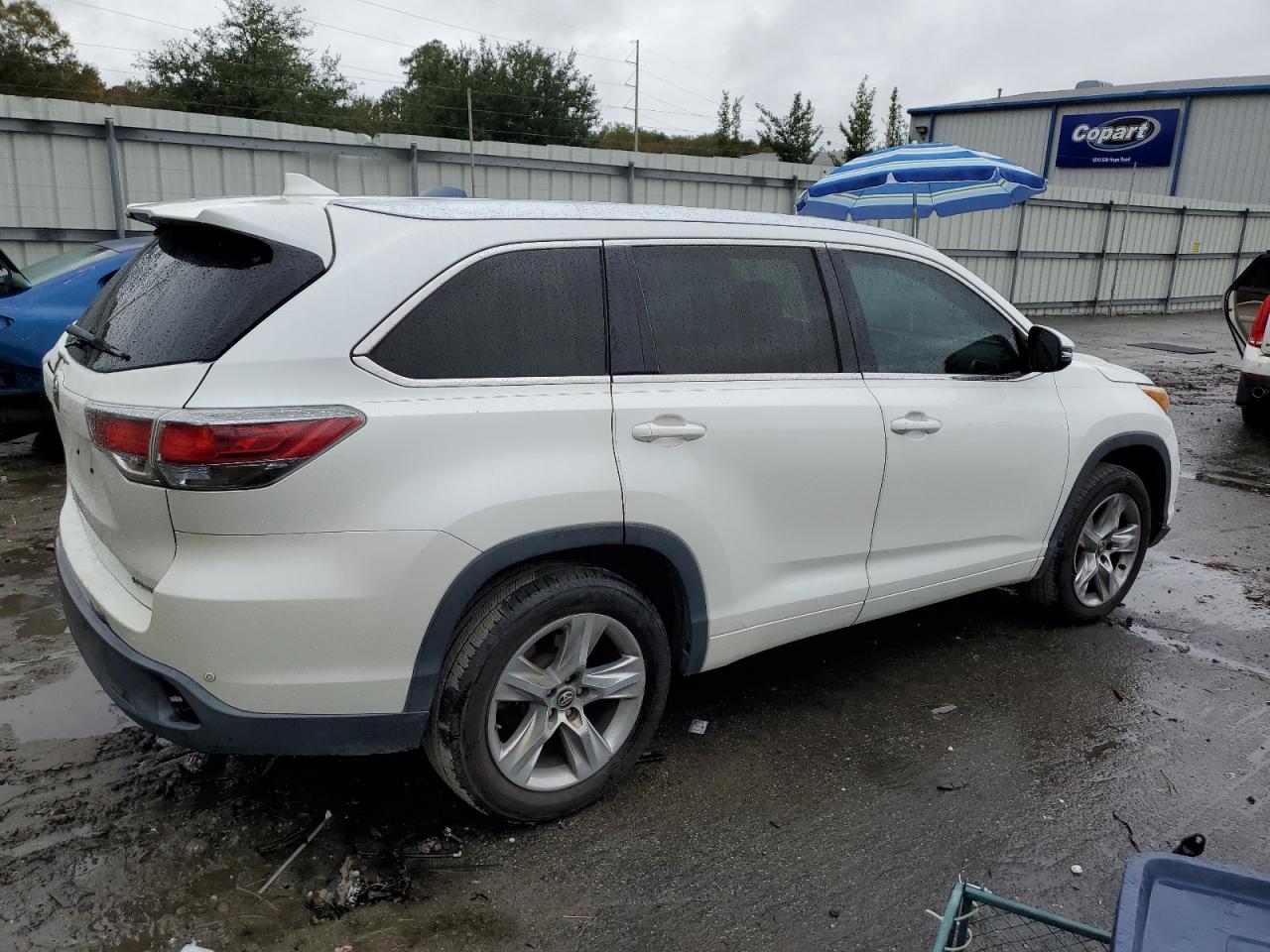 Image 3 of 2016 TOYOTA HIGHLANDER LIMITED 2016 with VIN 5TDYKRFH4GS157620