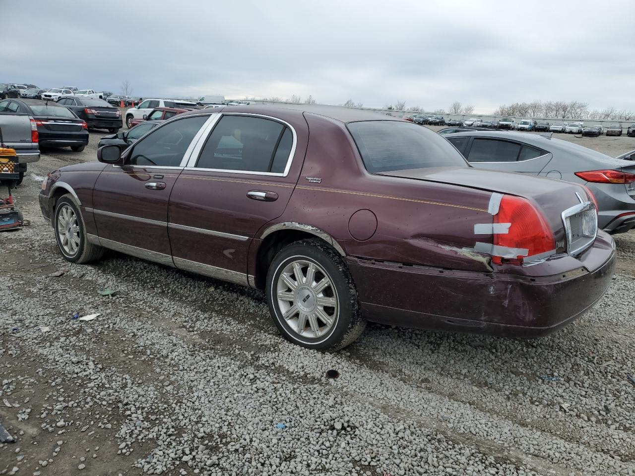 Image 2 of 2006 LINCOLN TOWN CAR SIGNATURE LIMITED 2006 with VIN 1LNHM82V66Y617570